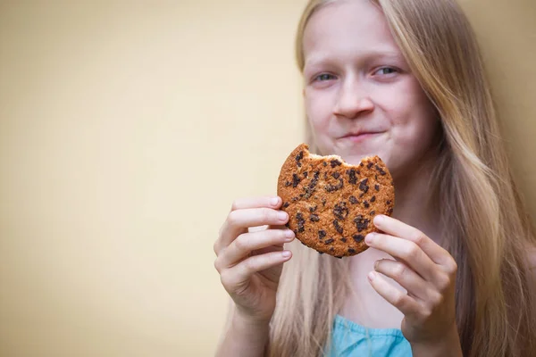 Fun Jeune Fille Mange Grand Cookie Américain Avec Chocolat — Photo