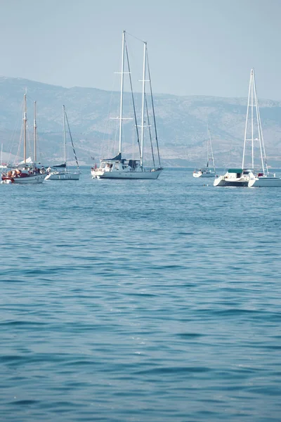 Γιοτ Στον Κόλπο Και Βουνά Στην Backgroun — Φωτογραφία Αρχείου