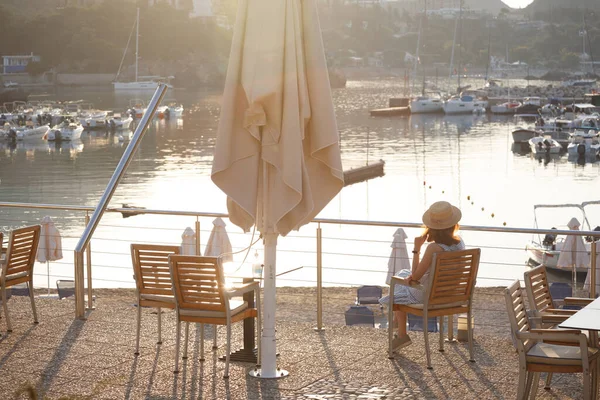 Flicka Turist Står Vallen Havet Bukten Paleokastritsa Korfu Grekland — Stockfoto