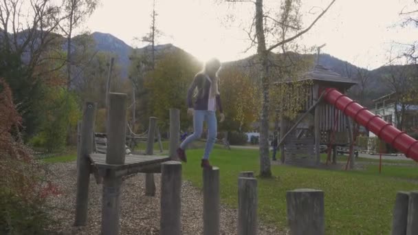Barn Pige Have Det Sjovt Trælegeplads Den Lille Europæiske Landsby – Stock-video