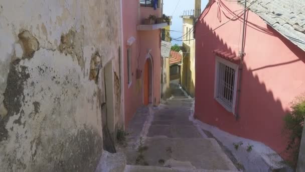 Antiguas Calles Estrechas Del Pequeño Pueblo Griego Montaña Lakones Corfú — Vídeo de stock