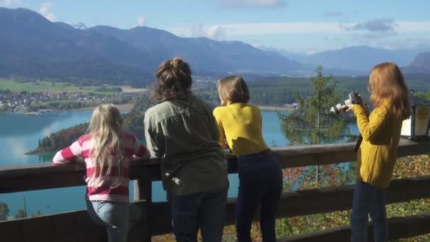 Девушки Смотрят Осенний Вид Австрийское Озеро Faakersee Точки Зрения Солнечный — стоковое видео