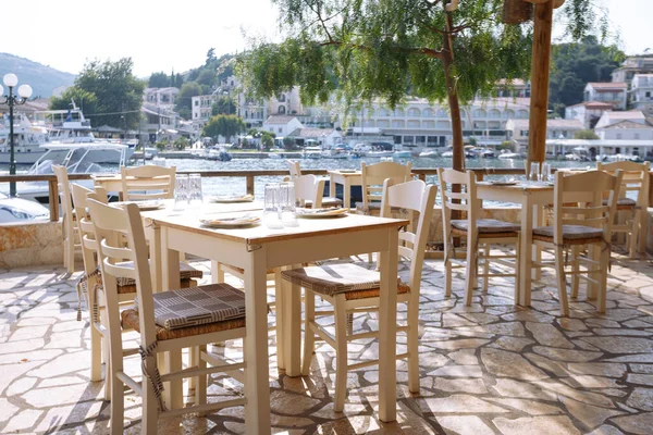 空荡荡的海滨咖啡馆和餐桌 — 图库照片
