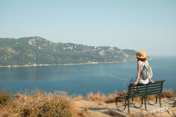 Dívka Turista Sedí Lavičce Vyhlídkové Palubě Dívá Moře Krásnou Krajinu — Stock fotografie