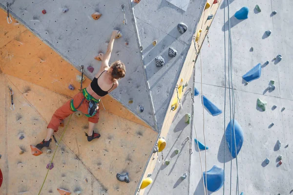 Bouldering Chica Subiendo Por Wal — Foto de Stock