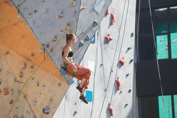 Bouldering Chica Subiendo Por Wal — Foto de Stock