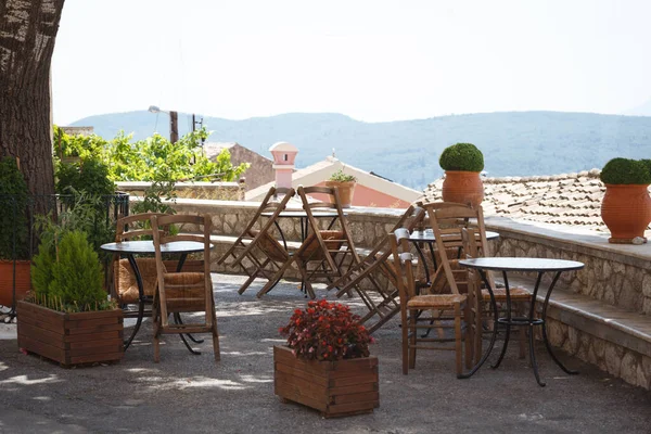 Café Praça Uma Pequena Cidade Mesas Cadeiras Com Vista Montanha — Fotografia de Stock