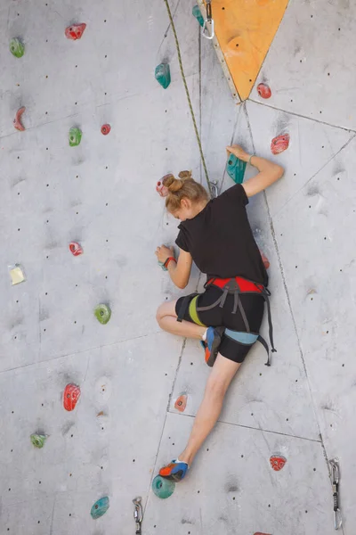 Sportu Bouldering Mała Dziewczynka Wspinając Się Wal — Zdjęcie stockowe