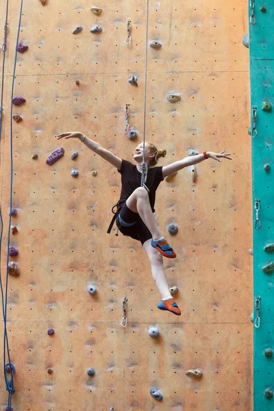 Διασκεδαστικό Άθλημα Bouldering Λίγο Χαμογελαστό Κορίτσι Ανεβαίνοντας Wal — Φωτογραφία Αρχείου