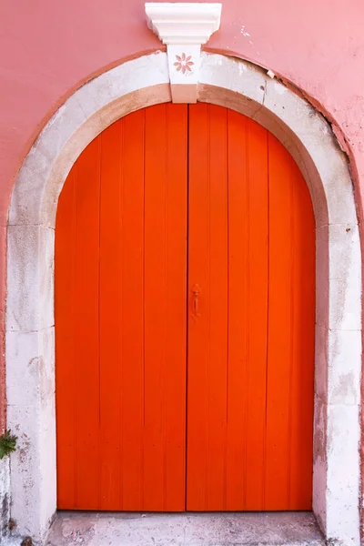 Porta Madeira Laranja Brilhante Cidade Histórica Ilha Corfu Greec — Fotografia de Stock