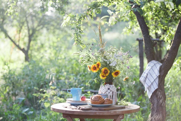 Jardin Salon Thé Campagne Nature Morte Rouleaux Cannelle Tasses Plats — Photo