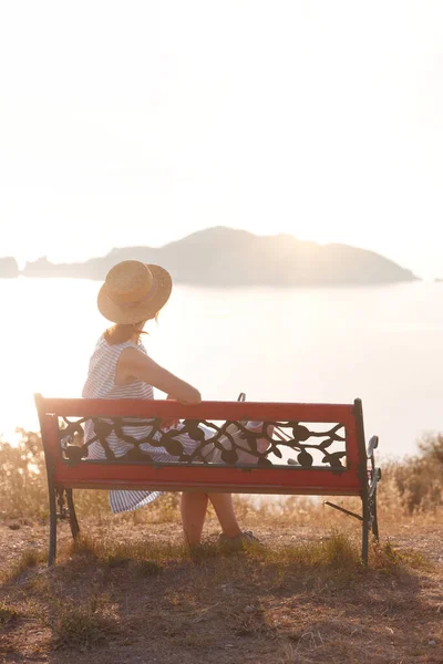 Girl Tourist Sitting Bench Observation Deck Looks Sea Beautiful Landscape — Stock Photo, Image