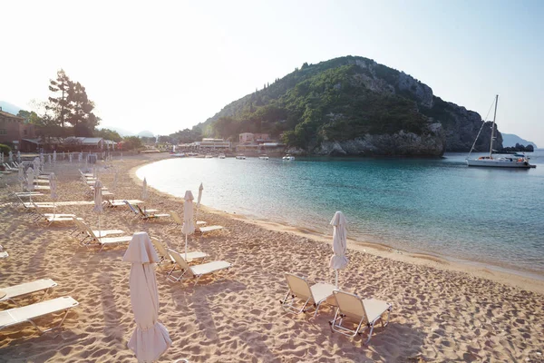 Vacker Strand Parasoller Och Solstolar Stranden — Stockfoto