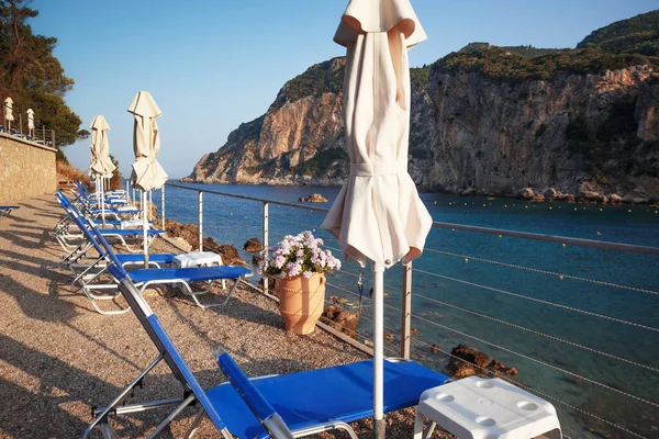 Vacker Strand Parasoller Och Solstolar Stranden — Stockfoto