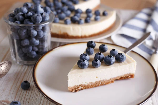 Cheesecake Βατόμουρο Ένα Λευκό Ξύλινο Backgroun — Φωτογραφία Αρχείου