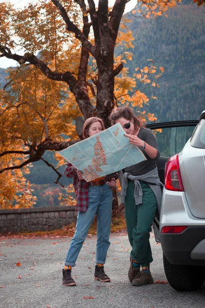 Glückliche Mädchen Reisen Mit Dem Auto Roadtrip Touristinnen Mit Landkarte — Stockfoto