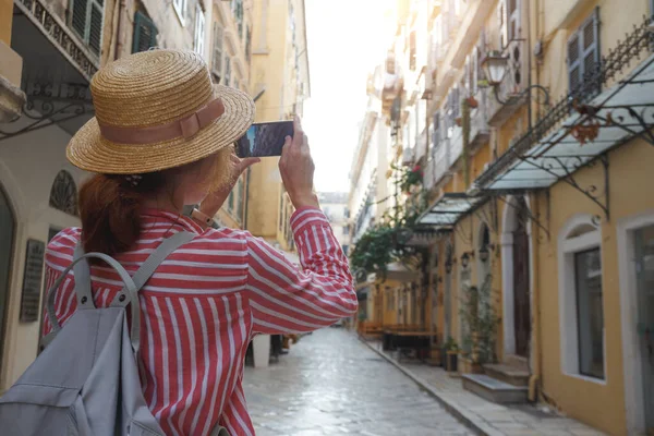 Дівчина Капелюсі Ходить Вулиці Стародавнього Грецького Міста Фотографує Його Фотоапараті — стокове фото