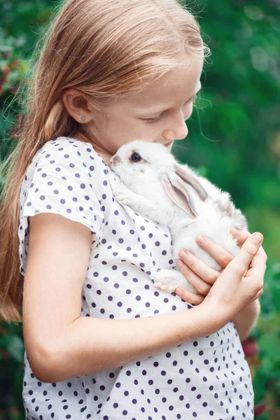 Bella Bambina Che Tiene Mano Coniglio Bianco Garde — Foto Stock