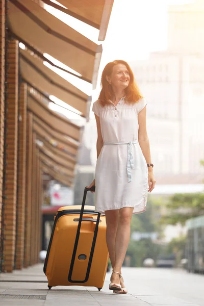 Fille Voyageuse Ses Bagages Jaunes Magnifique Trave — Photo