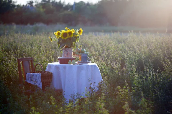 Jardin Nature Morte Vase Avec Tournesols Poires Sur Une Table — Photo