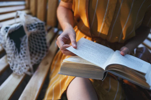 Stadsstijl Een Meisje Zit Een Bank Leest Een Boo — Stockfoto