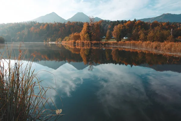 Paisagem Com Belo Lago Montanha Com Reflexão Autum — Fotografia de Stock