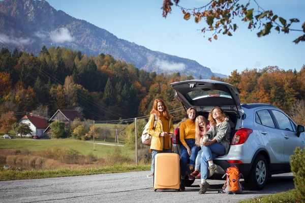 Großer Familienausflug Glückliche Mädchen Reisen Mit Dem Auto Mamma Mit — Stockfoto