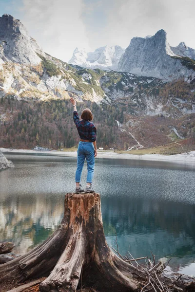 Туристична Дівчина Рюкзаком Стоїть Величезному Пні Березі Гірського Озера — стокове фото