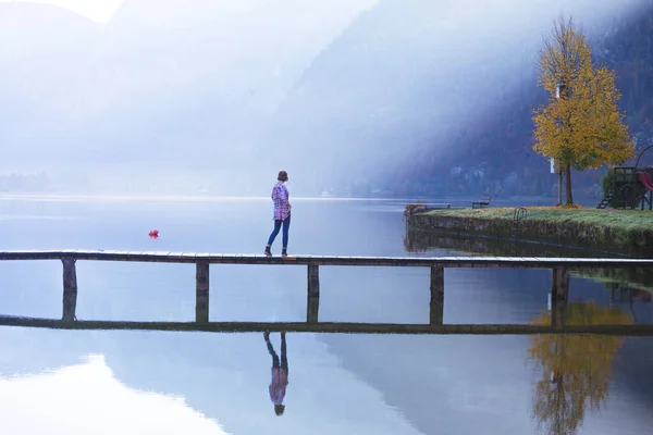 Κορίτσι Τουρίστρια Στέκεται Μια Ξύλινη Γέφυρα Μια Λίμνη Στο Βουνό — Φωτογραφία Αρχείου