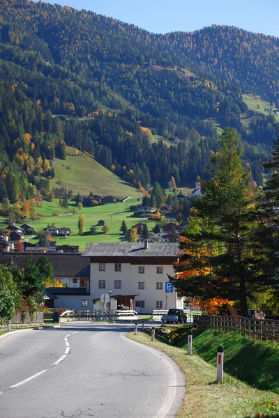 Hermoso Paisaje Camino Través Pequeño Pueblo Las Montañas Austria Autum —  Fotos de Stock