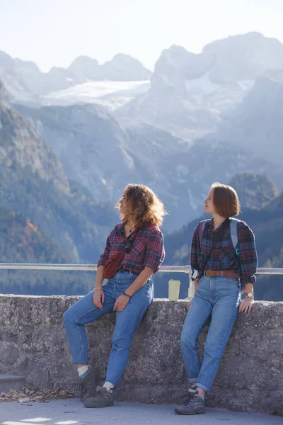 Mountain Trip Two Happy Girls Background Mountain Lake Mountains Backgroun — Stock Photo, Image