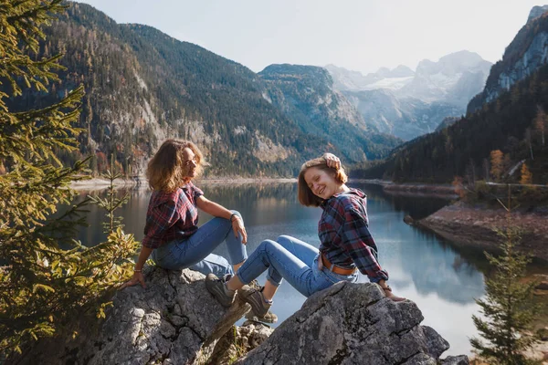 Fjälltur Två Glada Flickor Bakgrunden Fjällsjö Och Berg Backgroun — Stockfoto