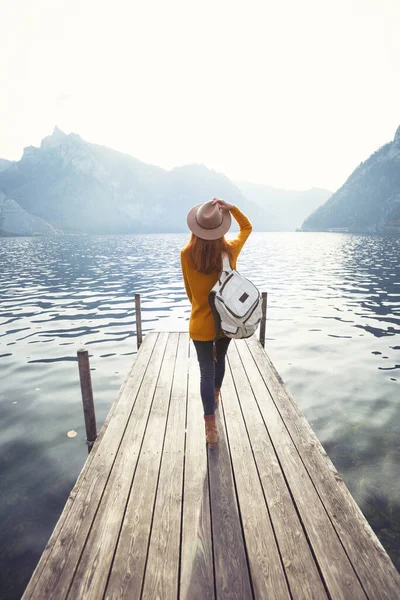 Mooi Meisje Een Hoed Pier Aan Oever Van Het Meer — Stockfoto