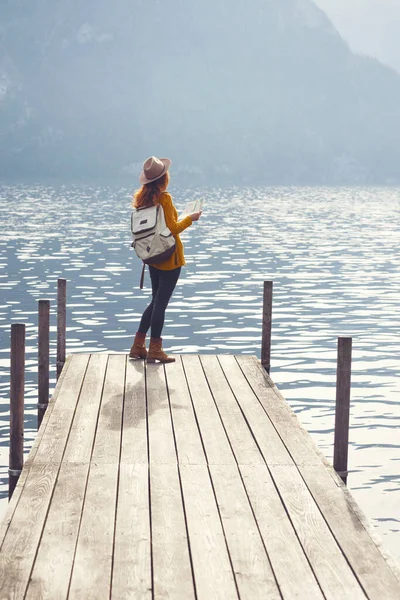 Krásná Dívka Klobouku Sedí Molu Břehu Jezera Hory Pozadí — Stock fotografie