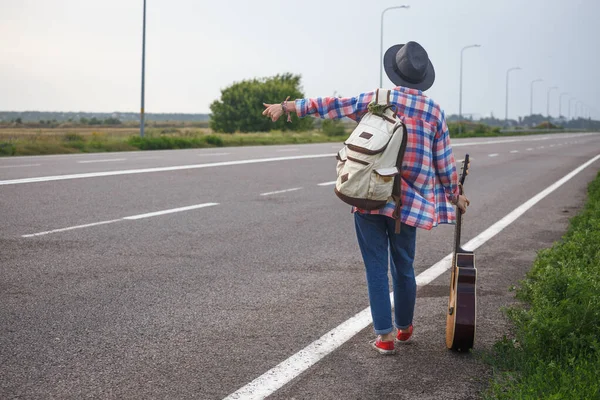 Young Girl Guitar Coming Road Hitch Hikin — Stock Photo, Image