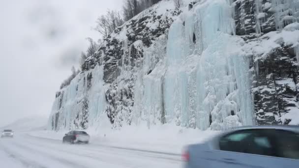 Samochód Pokrytej Śniegiem Śliskiej Drodze Podczas Ciężkich Opadów Śniegu — Wideo stockowe