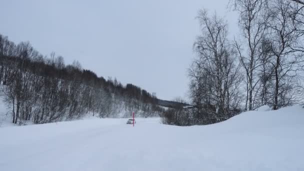 Carro Uma Neve Coberta Estrada Escorregadia Durante Queda Neve Dura — Vídeo de Stock