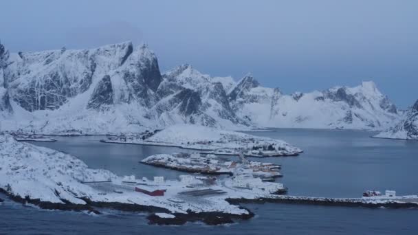 ノルウェー北部のロフトテン諸島の海岸にある有名な伝統的な多色の木造漁家の夕景 — ストック動画