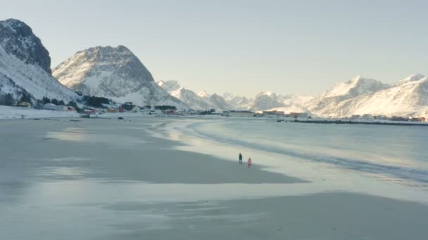 Дети Бегают Веселятся Зимнем Полярном Пляже Рамберг Севере Норвегии — стоковое видео