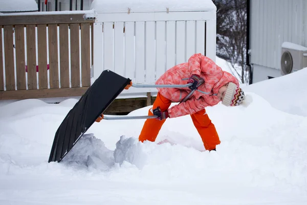 Inverno Nevasca Menina Limpa Neve Com Empurrão — Fotografia de Stock