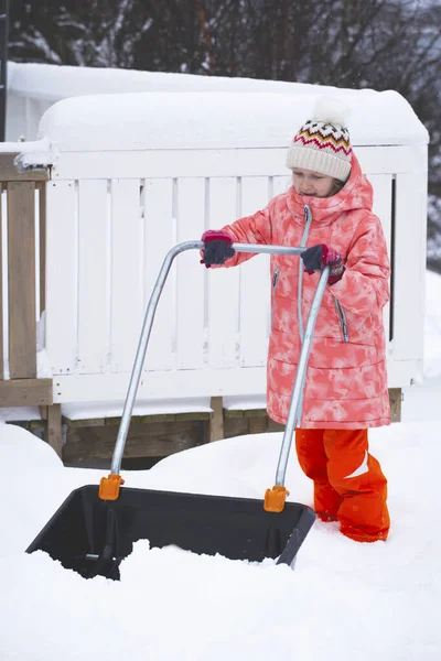 Inverno Nevicate Bambina Ragazza Pulisce Neve Con Una Spinta — Foto Stock