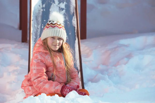 挪威小女孩笑了 有趣的冬天 Norwa — 图库照片
