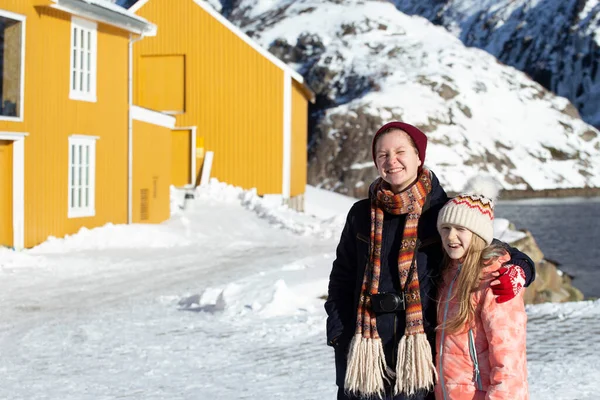 Glada Flickor Systrar Promenad Norge Lofoten Norwa — Stockfoto