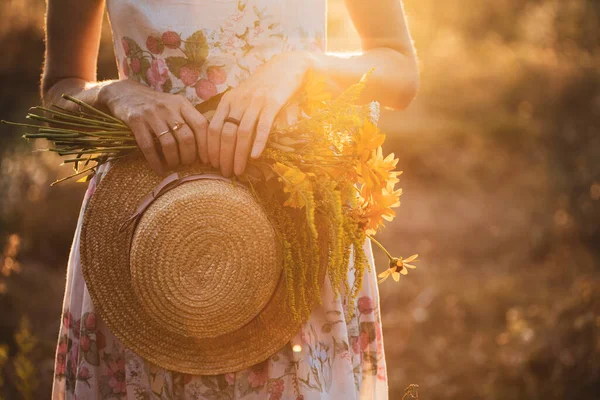 Girl Field Sunset Hat Bouquet Wildflower — Stock Photo, Image