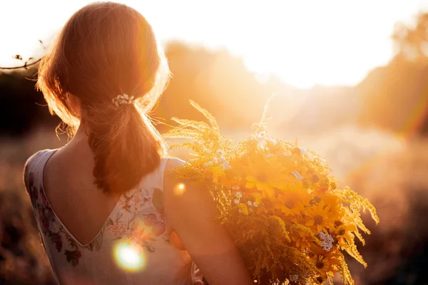 Fille Dans Champ Coucher Soleil Avec Chapeau Bouquet Fleurs Sauvages — Photo