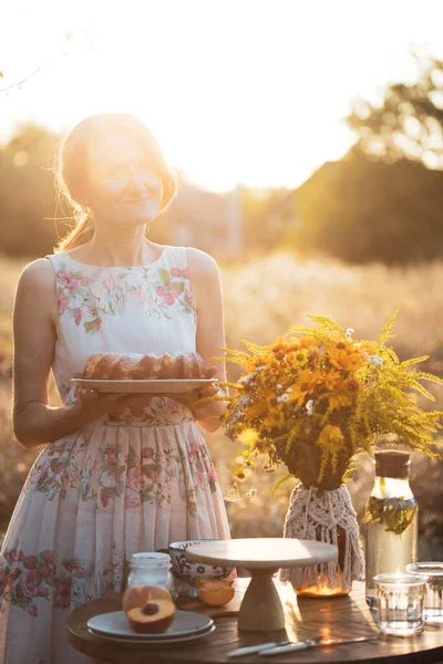 Fille Dans Jardin Avec Tarte Aux Pêches Village Lif — Photo