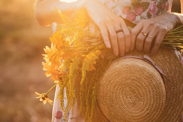 Girl Field Sunset Hat Bouquet Wildflower — Stock Photo, Image