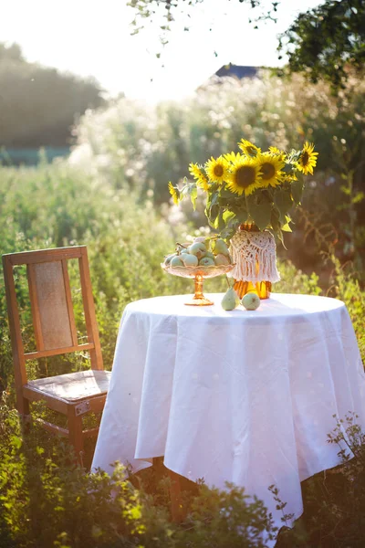 Jardin Nature Morte Vase Avec Tournesols Poires Sur Une Table — Photo