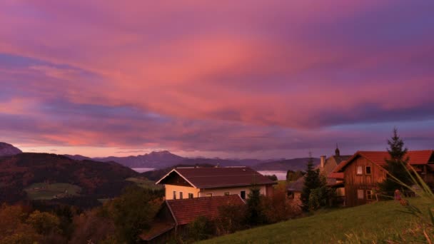 Salida Del Sol Sobre Valle Montaña Austriaca Con Las Casas — Vídeos de Stock