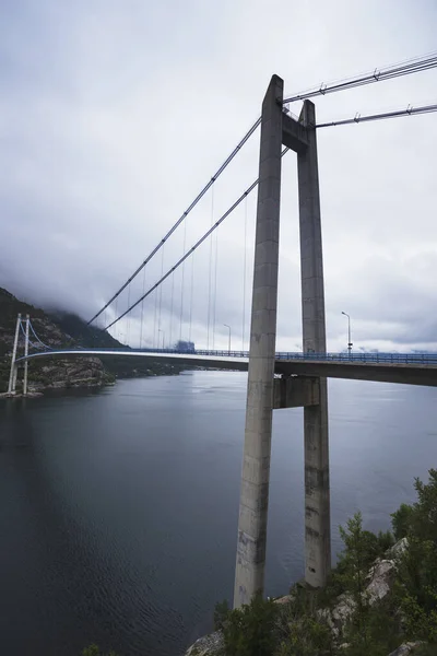 どんよりした天気 ノルウェーのリーセ フィヨルド橋します — ストック写真